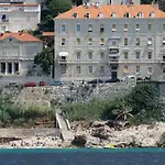 The Beachfront Old Town Apartment