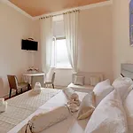 The Beachfront Old Town Apartman *