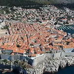 The Beachfront Old Town Apartman