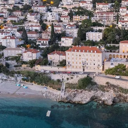 The Beachfront Old Town Apartman