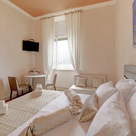 The Beachfront Old Town Apartman *